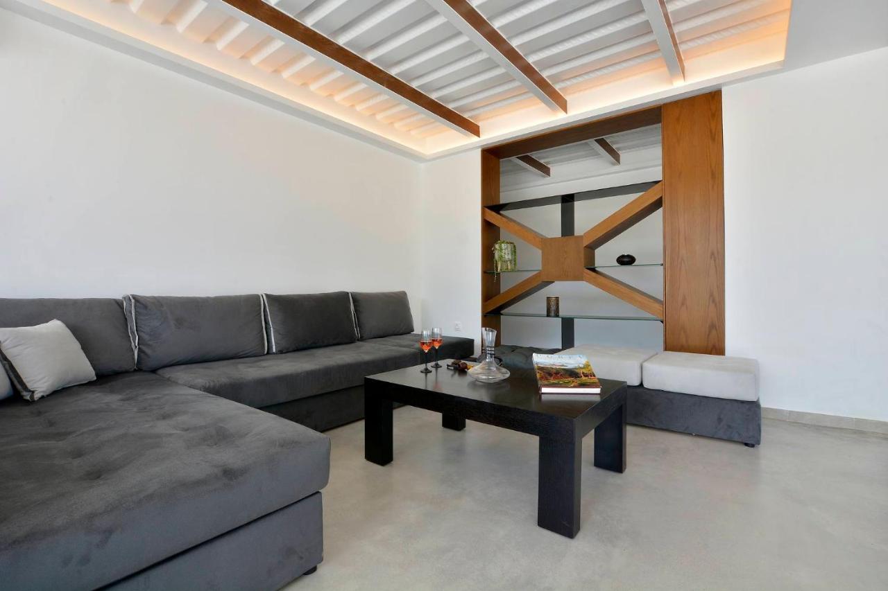 Villa Flamingo - 4 Bedrooms - Private Pool - Next To Renowned Issos & Korission Linia