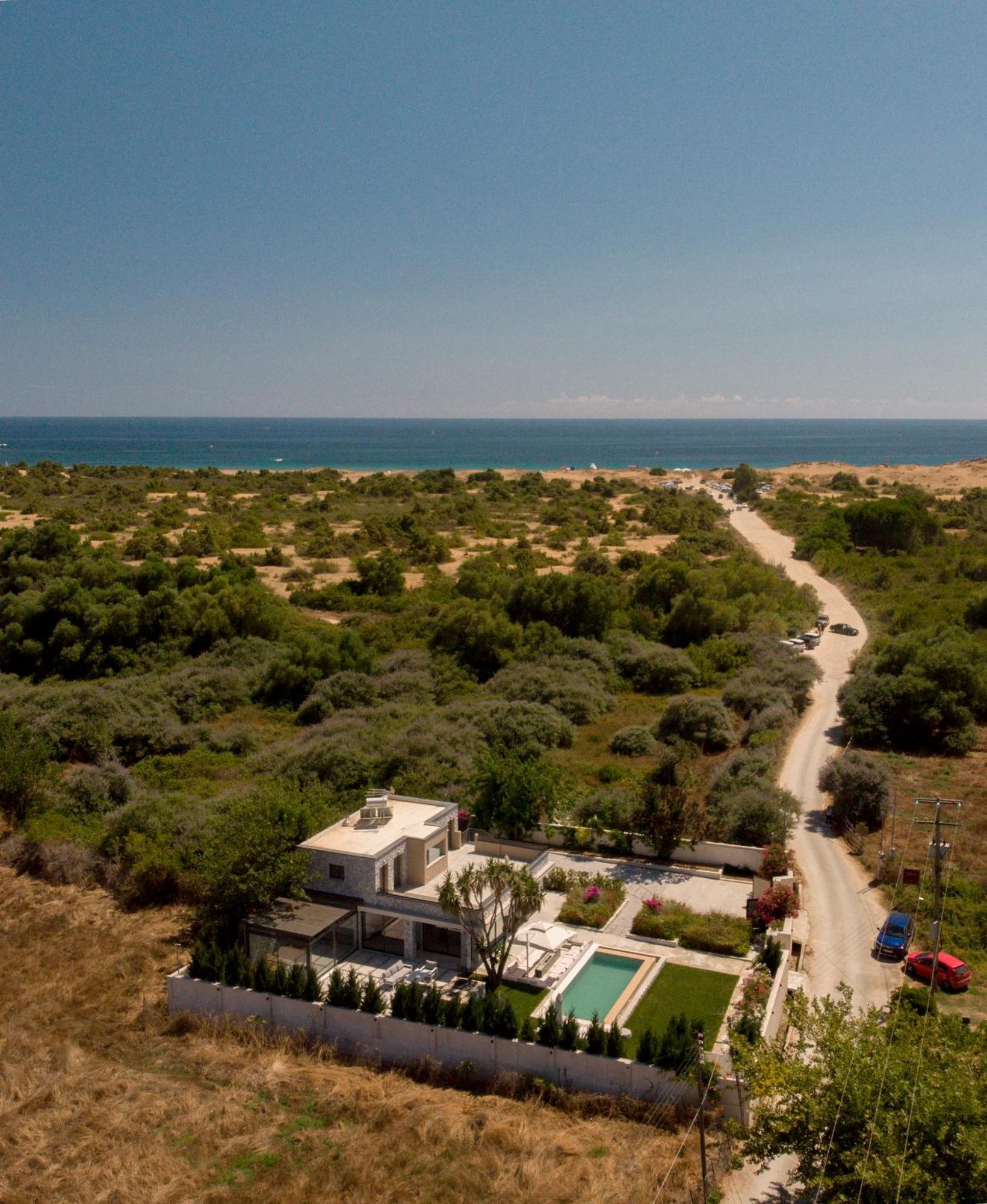 Flamingo - 4 Bedrooms - Private Pool - Next To Renowned Issos & Korission Villa Linia